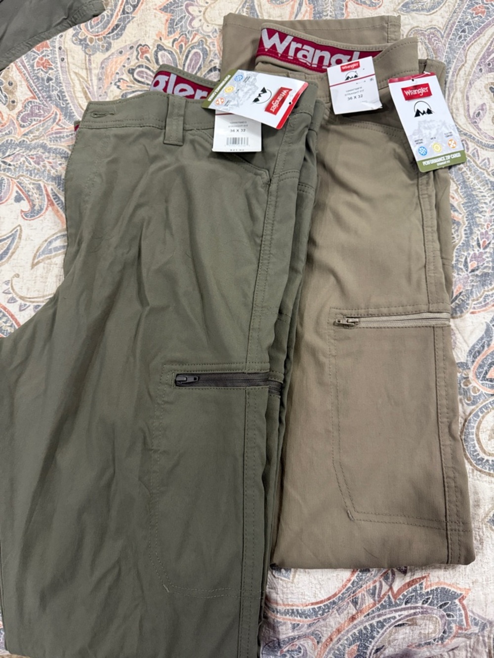 Wrangler Men’s Cargo Pants in Olive Green and Khaki 36 x 32 NWT